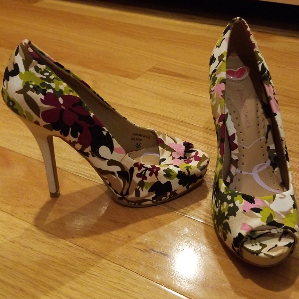 Floral peep toe pump